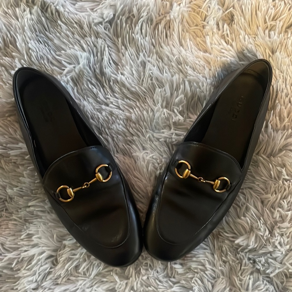 Black leather Gucci loafer